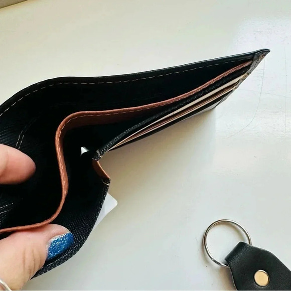 NWOT Fossil Men’s Leather Wallet W Keychain - Picture 4 of 6